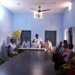 विशेष ग्राम सभा में ग्रामवासियों को जनगणना के सम्बन्ध किया जा रहा है जागरुक