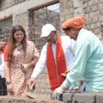 निर्माण स्थल पर मुख्यमंत्री का श्रमदान: श्रमिक बहनों के साथ की ईंट जोड़ाई