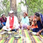 निर्माणाधीन पंचायत भवन के निरीक्षण के दौरान मुख्यमंत्री को श्रमिकों ने दिया भोजन का न्यौता: साथ बैठकर खाया बोरे बासी और आमा चटनी