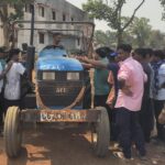 ​बंदूक छोड़ थामा ट्रैक्टर का स्टीयरिंग: नारायणपुर में आत्मसमर्पित नक्सलियों की नई शुरुआत