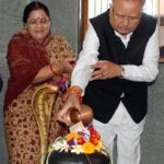 मुख्यमंत्री विष्णु देव साय ने विधानसभा अध्यक्ष डॉ. रमन सिंह को वैवाहिक वर्षगांठ पर दी बधाई