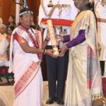 राष्ट्रपति श्रीमती द्रौपदी मुर्मु ने डॉ. बुधरी ताती को समाज सेवा के क्षेत्र में महत्वपूर्ण योगदान के लिए पद्म श्री से सम्मानित किया।