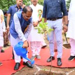 मातृशक्ति एवं प्रकृति के प्रति श्रद्धा का अनुपम संगम : मुख्यमंत्री विष्णु देव साय ने “राम वाटिका” में किया रुद्राक्ष का पौधारोपण