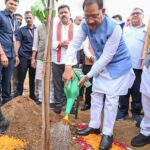 मुख्यमंत्री विष्णुदेव साय ने अपनी माँ के नाम पर लगाया पीपल का पौधा, वन महोत्सव-2026 का हुआ शुभारंभ