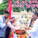भगवान सहस्रबाहु की प्रतिमा का अनावरण, सामाजिक एकता और नई पीढ़ी के उत्थान का दिया संदेश, वित्त मंत्री ओ.पी. चौधरी एवं स्वास्थ्य मंत्री श्याम बिहारी जायसवाल ने किया प्रतिमा का अनावरण
