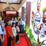 विद्यार्थियों ने देखी स्वतंत्रता संग्राम सेनानियों और ‘वंदे मातरम्’ पर आधारित छायाचित्र प्रदर्शनी