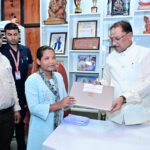 दृष्टिबाधा नहीं बनी बाधा, जयमंती के सपनों को मिली डिजिटल उड़ान, मुख्यमंत्री  विष्णुदेव साय ने दृष्टिबाधित छात्रा जयमंती खेस को भेंट किया लैपटॉप