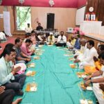 नेवता भोज में दिखी सामाजिक समरसता की मिसाल, एक साथ बैठे बैगा पुजारी, जनप्रतिनिधि और अधिकारी