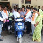 उप मुख्यमंत्री विजय शर्मा ने दिव्यांग धनीराम यादव को प्रदान की स्कूटी, आवागमन होगा आसान